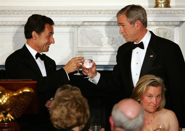 Den amerikanske og den franske præsident skåler på et godt venskab mellem de to lande. 