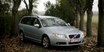 Volvo V70 fylder godt i ethvert gadebillede - faktisk så meget, at det er svært at rangere med den på snæver plads. Som langtursbil er den derimod helt perfekt. 