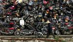 Flere og flere kinesere skifter motorcyklen ud med en bil. Det koster ekstra på klodens energikonti. 
