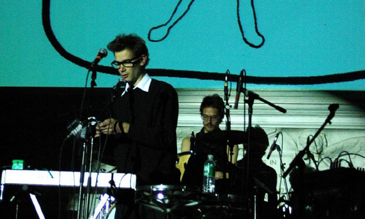 Danske ´Skammens Vogn´ består af en digter, en musiker og en tegner, som sammen med det øvrige Cabaret [Tribunale] har optrådt fem gange i New York.Cabaret [Tribunale] 