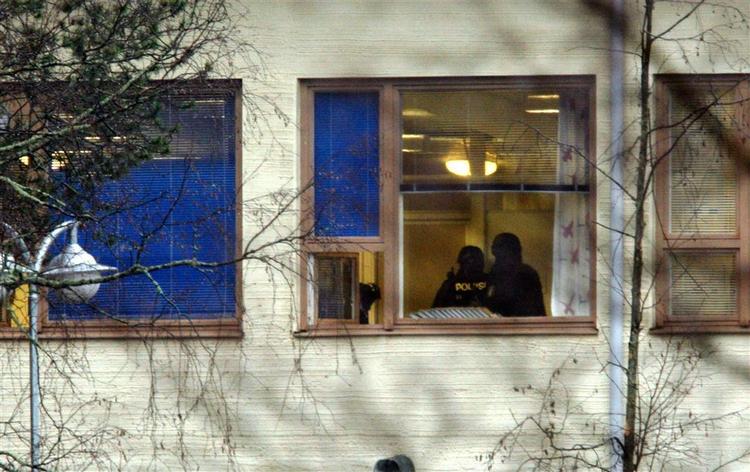 Specialstyrker rykkede ind på skolen ved 14-tiden, og meldingen var kort herefter, at gerningsmanden var 'uskadeliggjort'. 