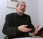 En amerikansk lektor i journalistik og etik  advarer mod en mulig interessekonflikt for Niels Krause-Kjær, der er politisk kommentator i DR2-programmet 'Jersild &amp; Spin'. 