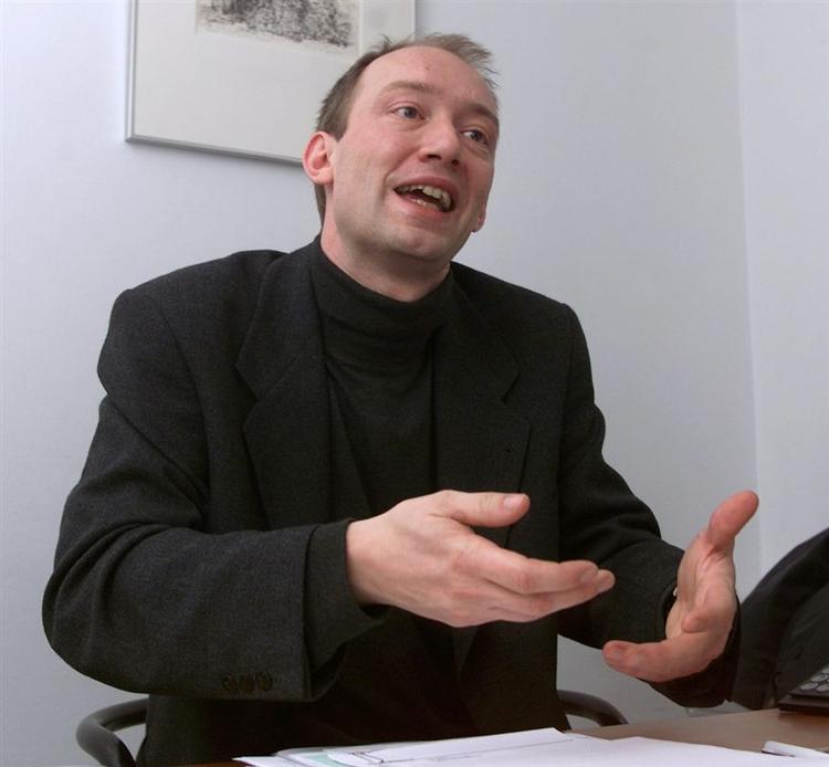 En amerikansk lektor i journalistik og etik  advarer mod en mulig interessekonflikt for Niels Krause-Kjær, der er politisk kommentator i DR2-programmet 'Jersild &amp; Spin'. 