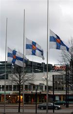 Flag på halv i byen Tuusula, ikke langt fra Jokela, i dag. 