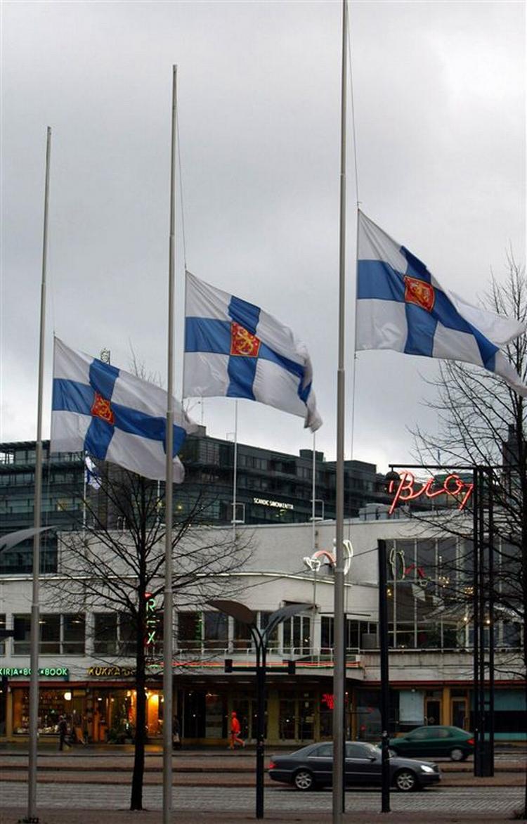 Flag på halv i byen Tuusula, ikke langt fra Jokela, i dag. 