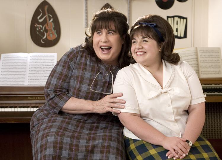 John Travolta som overvægtig husmor sammen med datteren Tracy spillet af Amanda Bynes. 
