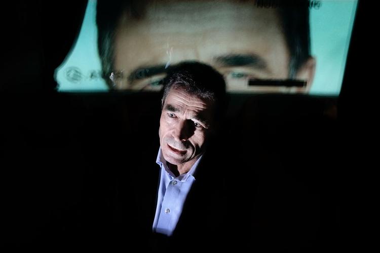 Anders Fogh Rasmussen i sin valgbus på vej til Ålborg. 