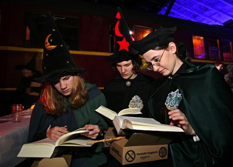 Tyske Harry Potter fans læser løs den 27. oktober, da den syvende bog i rækken udkom i Tyskland. 
