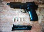 Det var med denne pistol, at den 18-årige finne gik amok. Billedet er affotograferet fra YouTube. 