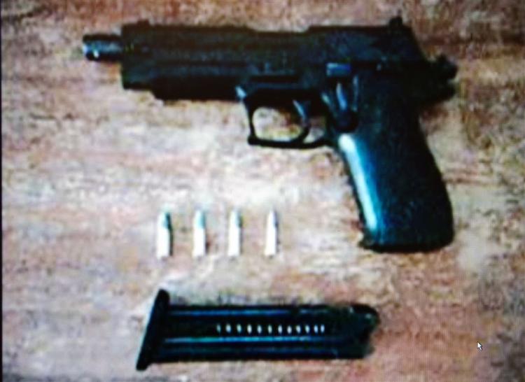 Det var med denne pistol, at den 18-årige finne gik amok. Billedet er affotograferet fra YouTube. 