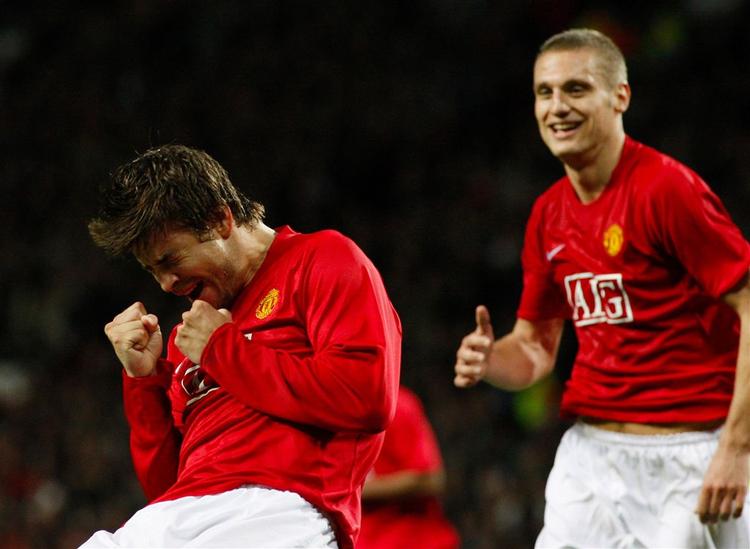 Gerard Pique scorede sit første Champions League-mål, da den 20-årige spanier headede Manchester United foran med 1-0. 