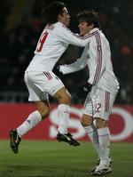 Inzaghi gør klar til at få en krammer af holdkammeraten Kaká. 