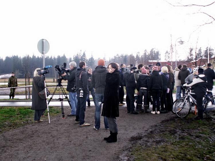 Pressen er massivt til stede i den lille finske by Jokela. 