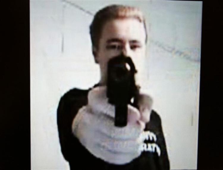 Pekka-Eric Auvinen på den video, han lagde ud på YouTube dagen før massakren. Billedet er affotograferet fra YouTube. 