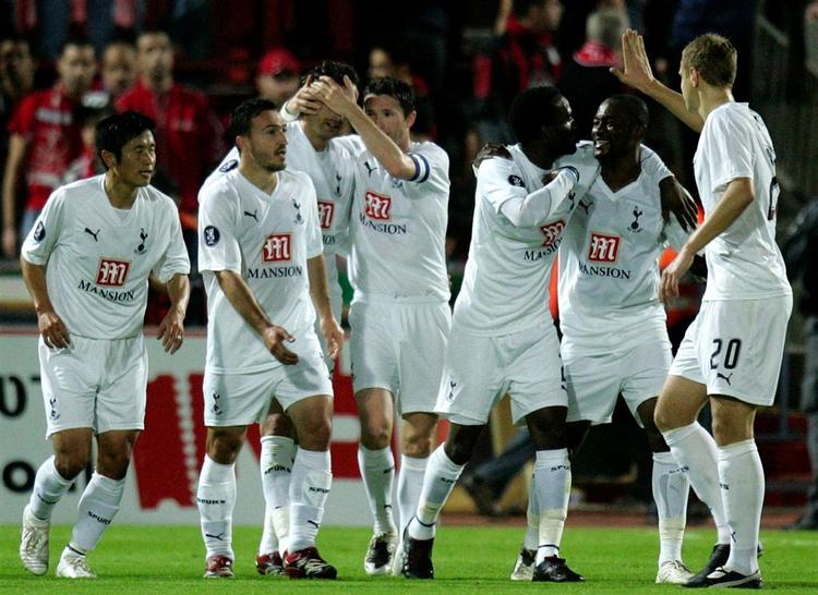 Tpttenham-spillere jubler over en scoring mod Hapoel Tel Aviv i forrige runde af UEFA Cup-spillet. 