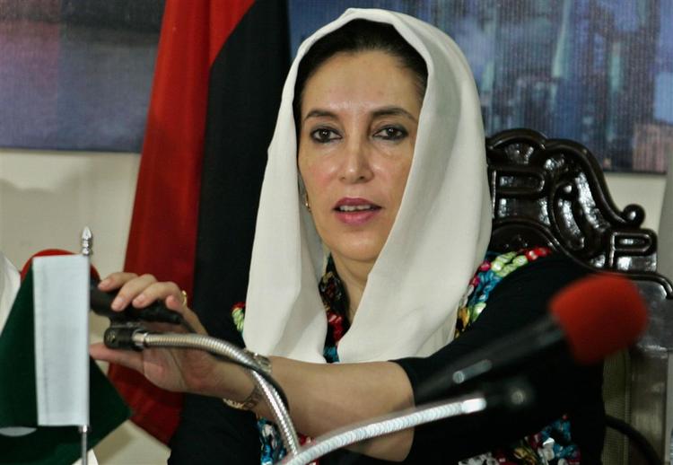 Den hjemvendte Benazir Bhutto har opfordret befolkningen til masseopstand som protest mod, at præsident Musharraf har indført undtagelsestilstand. Nu er hun anholdt. 