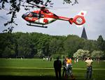Tysk ambulancehellikopter under demonstrationsflyvning til Fælledparken. 