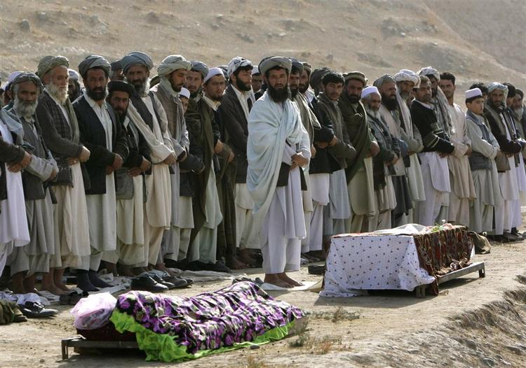 Der bliver bedt for de over 75 mennesker, der blev dræbt, da to selvmordsbomber ramte Baghlan-provinsen i det nordlige Afghanistan i tirsdags. 59 af de døde var skolebørn. 