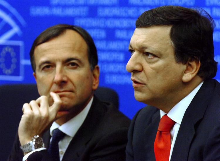 EU's justitskommisær, Franco Frattini (tv) skælder ud på de medlemslande, der ikke har gjort EU's beslutninger til lov. Her er han sammen med EU-kommissionens formand, Jose Manuel Barroso. 
