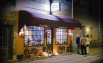 Værten Enzo fører med Campo de Fiori trattoria-traditionen til Søborg Hovedgade: Det lille, robuste spisested, hvor madglæden frem for trenden driver værket. Og så er det oven i købet billigt. 