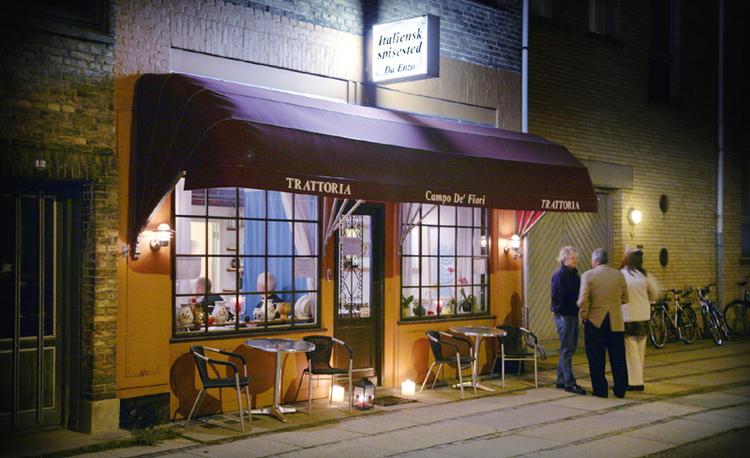 Værten Enzo fører med Campo de Fiori trattoria-traditionen til Søborg Hovedgade: Det lille, robuste spisested, hvor madglæden frem for trenden driver værket. Og så er det oven i købet billigt. 