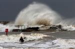 En modig surfer trodser advarslerne og fanger den perfekte bølge i kystbyen Great Yarmouth i Norfolk. Briterne havde frygtet de værste oversvømmelser siden 1953, men slap med skrækken. 
