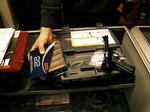 Våbenhandleren har ikke en pistol i forretningen af det mærke Pekka-Eric Auvinen brugte til sine ugerninger. Men han viser en tilsvarende frem. Ammunitionen og mundingen er ikke særlig stor. Da han hiver 500 kugler - som morderen var i besiddelse af - frem, fylder de dog alligevel noget på disken. 