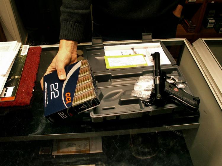 Våbenhandleren har ikke en pistol i forretningen af det mærke Pekka-Eric Auvinen brugte til sine ugerninger. Men han viser en tilsvarende frem. Ammunitionen og mundingen er ikke særlig stor. Da han hiver 500 kugler - som morderen var i besiddelse af - frem, fylder de dog alligevel noget på disken. 