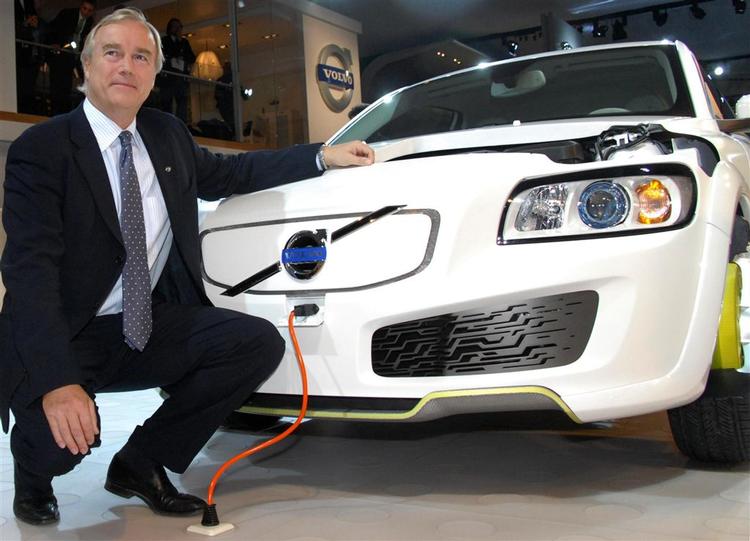 Volvo-chef Frederic Arp ved en hybridudgave af Volvo C30, som ventes på markedet om nogle år. Nu slipper han for et besværligt ejerskifte. 