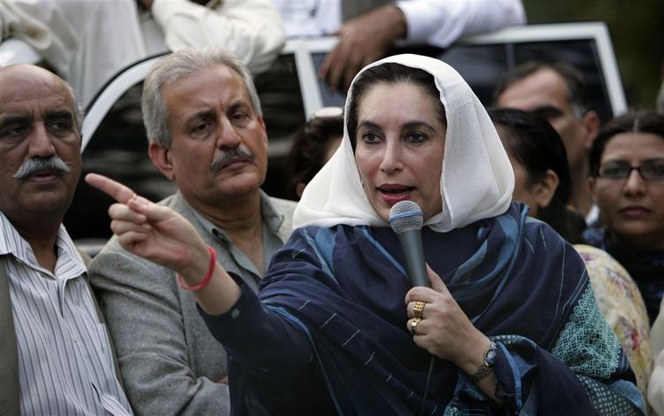 Den pakistanske oppositionsleder Benazir Bhuttos husarrest er ophævet. 
