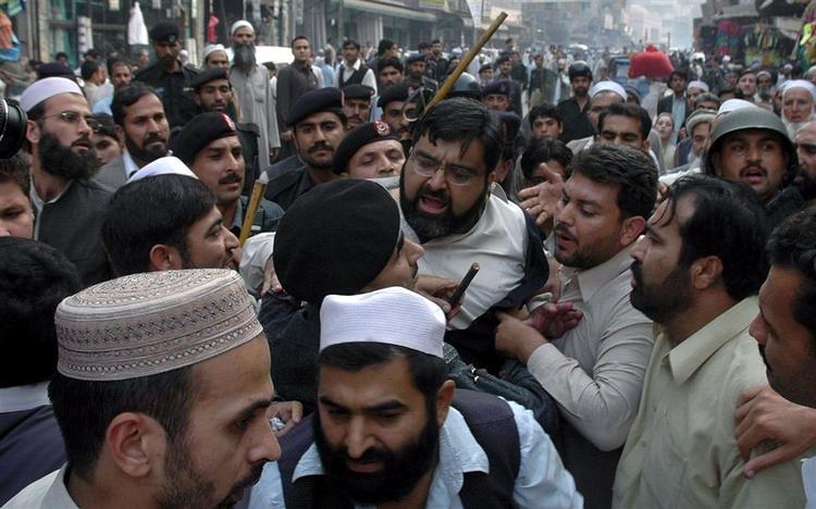 Situationen i Pakistan er spændt til bristepunktet. Nu er pressen smidt ud af landet. nget 
