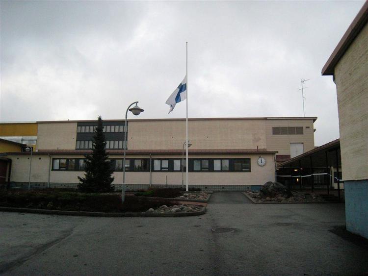 Flaget på halv foran Jokela-skolen. 