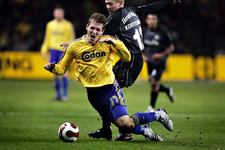 Morten Duncan Rasmussen i kamp med Thomas Kortegaard. 