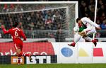 Stuttgarts Mario Gomez scorer kampens første mål. 