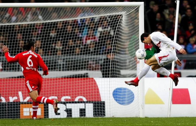 Stuttgarts Mario Gomez scorer kampens første mål. 