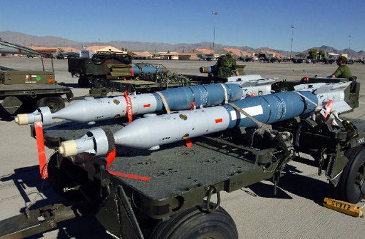 De nyindkøbte ’smarte bomber’, Glide Bomb Unit 49, koster omkring 150.000 kroner stykket. Under øvelsen i Utah, USA, kastede  danske F-16-fly i alt 23 af slagsen. Foto: Flyvevåbnet 