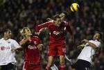 Liverpools Peter Crouch, i midten, og Sami Hyypia, giver et nap med i forsvarsarbejdet på et frispark fra Fulham. 