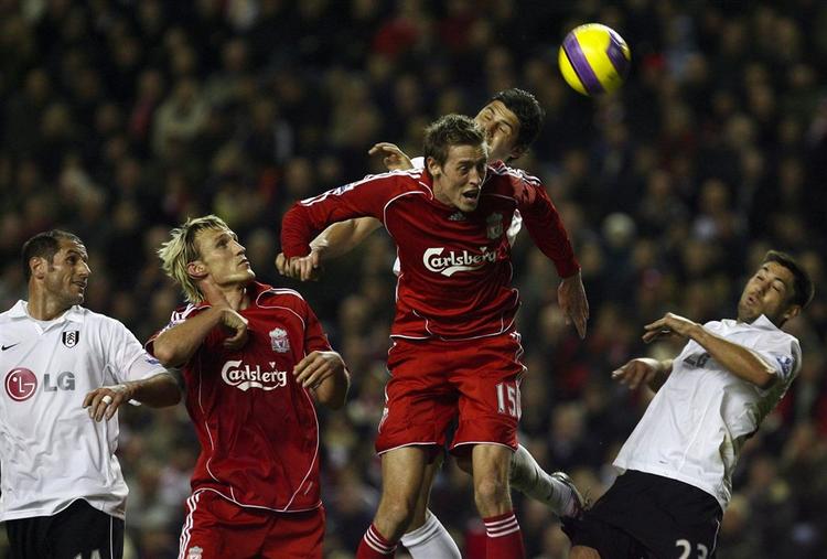Liverpools Peter Crouch, i midten, og Sami Hyypia, giver et nap med i forsvarsarbejdet på et frispark fra Fulham. 