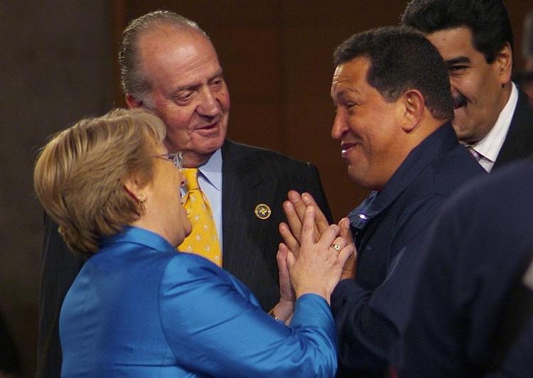 Hugo Chavez taler med Chile's præsident Michelle Bachelet, til venstre, mens Juan Carlos ser til få minutter før hans rasende udbrud. 