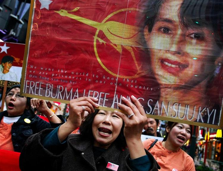 Militærjuntaen i Myanmar bliver mødt af demonstrationer over hele verden. Her er japanere på gaden. 