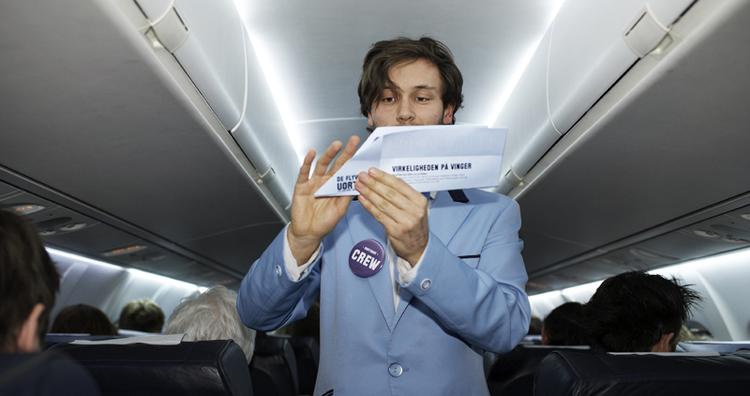 Passagerne der var ude at flyve med filmfestivalen Cph:Dox hørte Leaving on a Jetplane, fik flyversjusser og hørte radiodokumentar om de voldsomme fire minutter, da Stefan G. Rasmussen reddede 129 menneskers liv med en mirakuløs nødlanding i fyrretræstoppe efter brand i motoren. Fotos: Thomas Evaldsen 