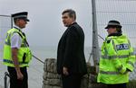 Premierminister Gordon Brown med politifolk ved Labour-partimøde. 