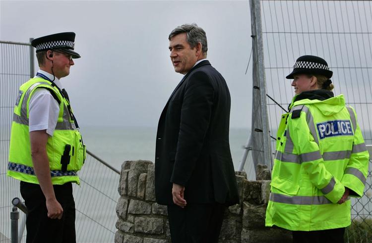 Premierminister Gordon Brown med politifolk ved Labour-partimøde. 