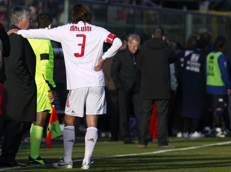 AC Milans træner Carlo Ancelotti(tv.) og anfører Paolo Maldini, efter at dommeren havde afbrudt opgøret mellem Atalanta og Milan. 