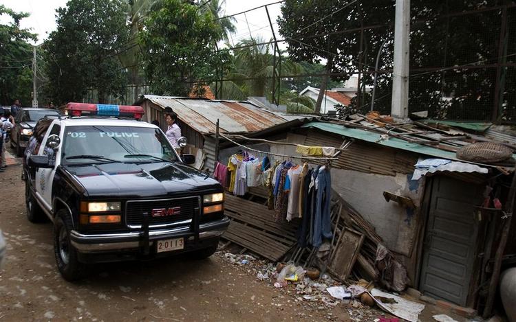 Ieng Sary føres bort fra sit hjem af cambodjansk politi. 