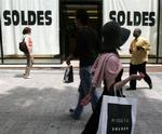 Sommerudsalg i fjor i en af Paris' shoppinggader. 