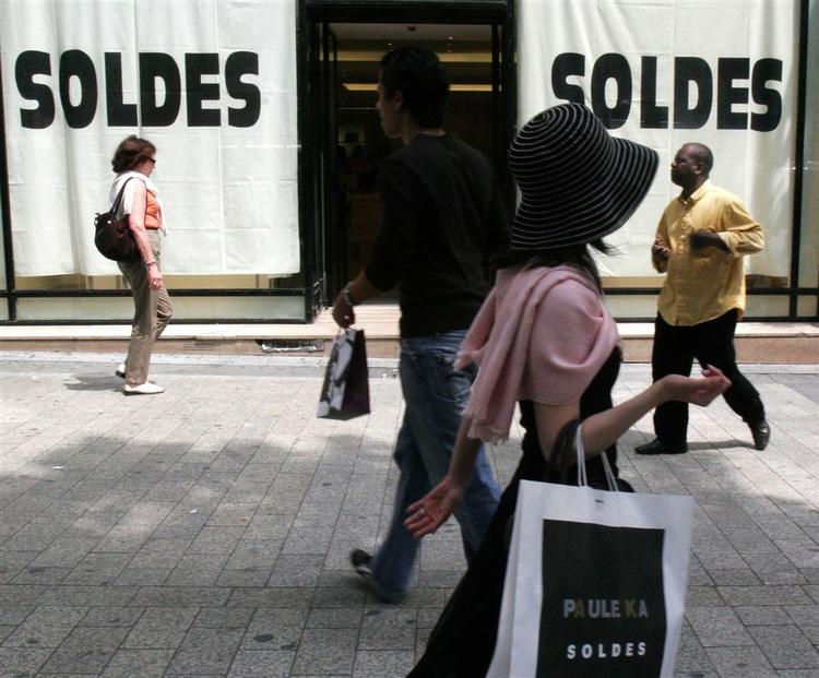 Sommerudsalg i fjor i en af Paris' shoppinggader. 