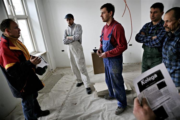 Faglig sekretær Robert Olejnik fra fagforbundet Træ-Industri-Byg (TIB) informerer polske arbejdere om deres muligheder. 