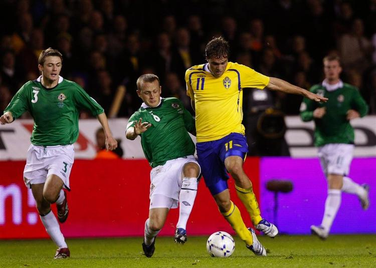 Sverige må undvære Johan Elmander i EM-kampene mod Spanien og Letland. 