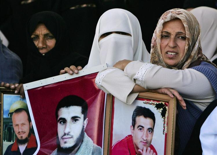 Tusinder af palæstinensere var samlet i Gaza for at mindes Yasser Arafat. Men det endte med kampe mellem Hamas og Fatah. 